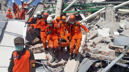 Ein Rettungsteam befreit ein Opfer aus den Ruinen des Roa-Roa-Hotels in Palu auf der Insel Sulawesi.