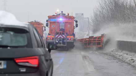 Starke Schneefälle behindern der Verkehr in den französischen Alpen.