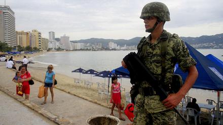 An den legendären Strände von Acapulco werden die letzten Touristen von Armee und Bundespolizei beschützt.