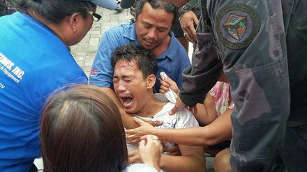 Ein Überlebender des Schiffsunglücks auf den Philippinen, bei dem mindestens 34 Menschen ums Leben gekommen sind. 