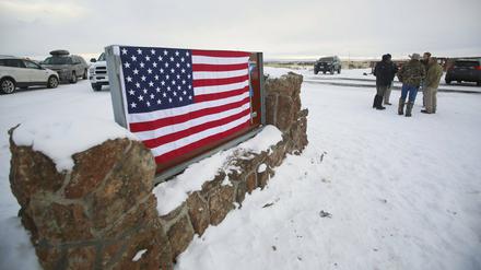 Besetzer haben eine US-Flagge über das Eingangsschild des Malheur National Wildlife Refuge in Oregon gehängt und halten das Gebiet weiterhin besetzt. 
