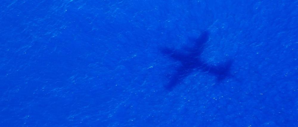 Das Foto zeigt den Schatten eines Fliegers über dem Indischen Ozean, der nach dem Malaysia Airways Flight MH370 sucht. 