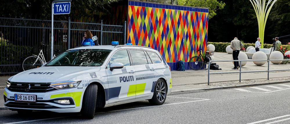 Ein Polizeiauto steht vor dem Vergnügungspark Tivoli Friheden.