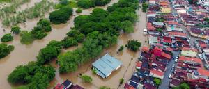 Luftaufnahme der durch starke Regenfälle verursachten Überschwemmungen in Itapetinga, Bundesstaat Bahia, Brasilien.