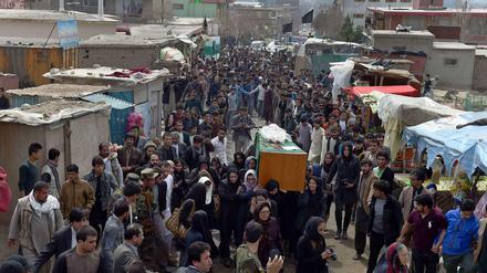 Bei der Beerdigung in Afghanistan tragen Frauen den Sarg mit der gelynchten Farchunda, hunderte Menschen begleiten den Trauerzug. 