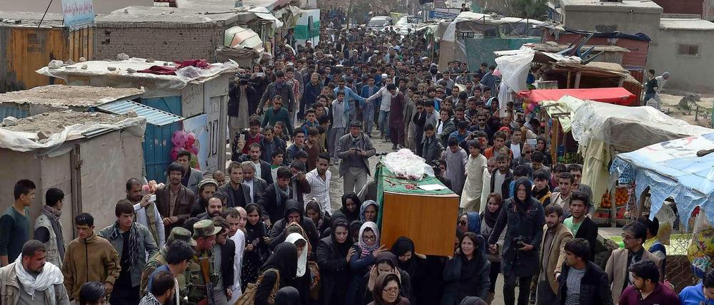 Bei der Beerdigung in Afghanistan tragen Frauen den Sarg mit der gelynchten Farchunda, hunderte Menschen begleiten den Trauerzug. 