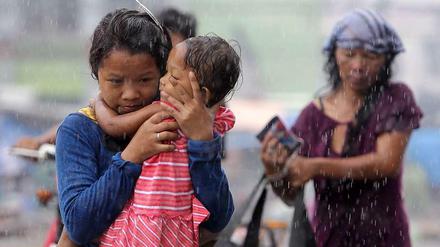 Wind und Wetter ausgesetzt. Frau mit Kind in Tacloban.