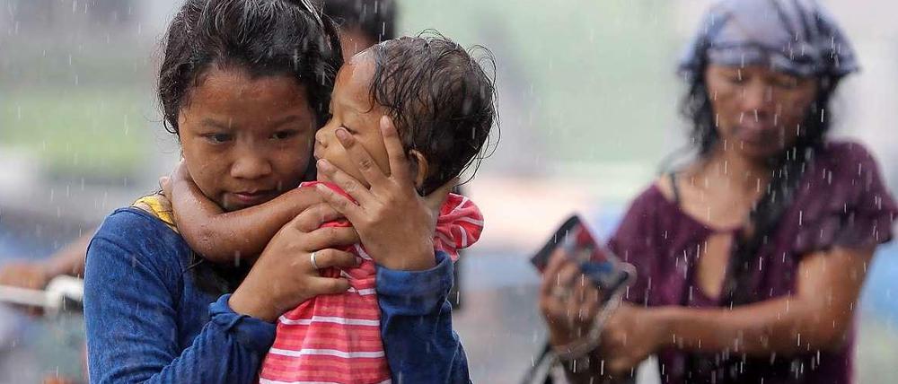 Wind und Wetter ausgesetzt. Frau mit Kind in Tacloban.