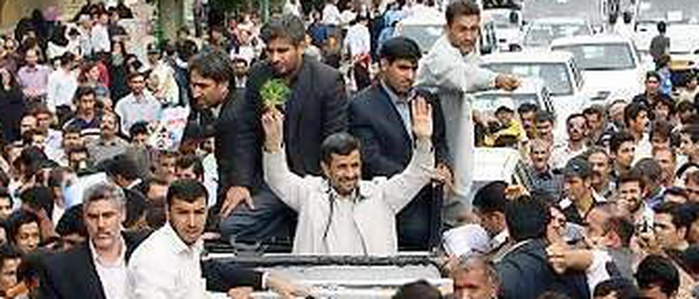 Der iranische Präsident Mahmud Ahmadinedschad lässt sich in Hamedan feiern. Über den mutmaßlichen Anschlag verlor er kein Wort.