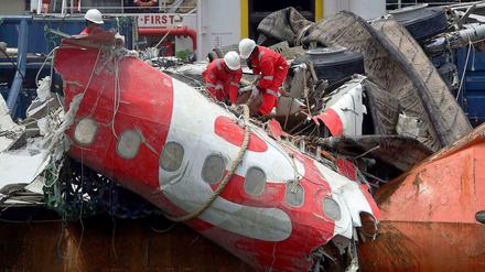 Arbeiter bergen am 28. Dezember 2014 Teile des Wracks der abgestürzten AirAsia-Maschine. Nun sind drei weitere Leichen gefunden worden. 