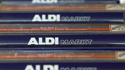"Qualität ganz oben - Preis ganz unten", steht auf diesen Einkaufswagen von Aldi. Die Supermarktkette will auf giftige Chemie in der Textil- und Schuhproduktion verzichten.
