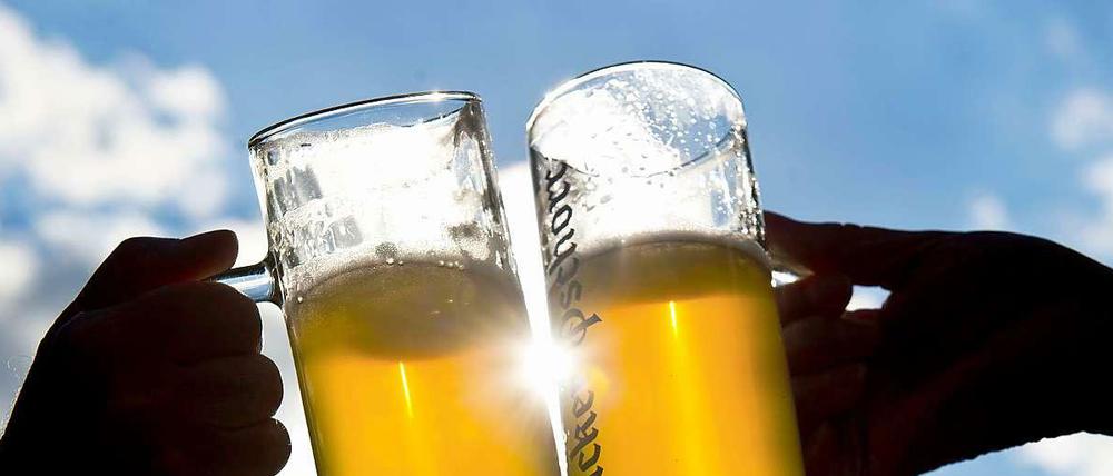 „Biernominierung“ heißt das Online-Trinkspiel, bei dem die Teilnehmer ein alkoholisches Getränk – meist einen halben Liter Bier – „auf ex“ trinken müssen. 