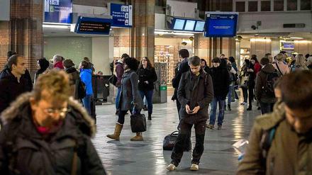 Der internationale Flughafen von Amsterdam am Freitagvormittag: Notstrom und besorgte Fluggäste. 