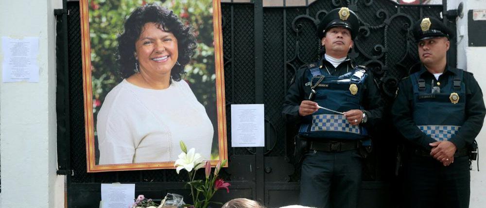 Berta Cáceres kämpfte gegen einen Staudamm, der den heiligen Fluss ihres Volkes, der Lenca, bedroht. Drei Mitkämpfer waren in den Jahren zuvor schon ermordet worden. Im März 2016 wurde auch Berta Cáceres ermordet. Das Foto zeigt ihr Foto vor der honduranischen Botschaft in Mexico City. 