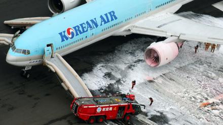 Über Notrutschen wurden die Passagiere der Korean-Air-Maschine evakuiert. 