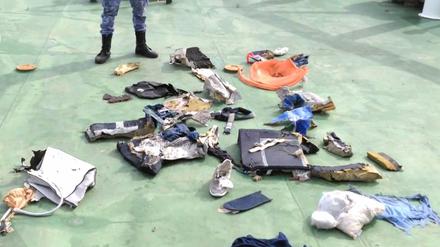 Im Mittelmeer in der Nähe der Absturzstelle aufgefundene Überreste aus der EgyptAir-Maschine. 