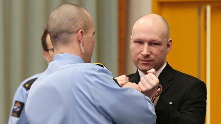 Der verurteilte Terrorist Anders breivik beim Prozessbeginn im norwegischen Skien. Er klagt wegen "unmenschlicher Haftbedingungen".