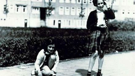 Anne Frank spielt mit einer Freundin.