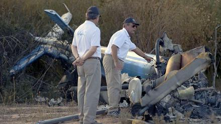 Ermittler am Wrack von einem der abgestürzten Hubschrauber in La Rioja, Argentinien. 