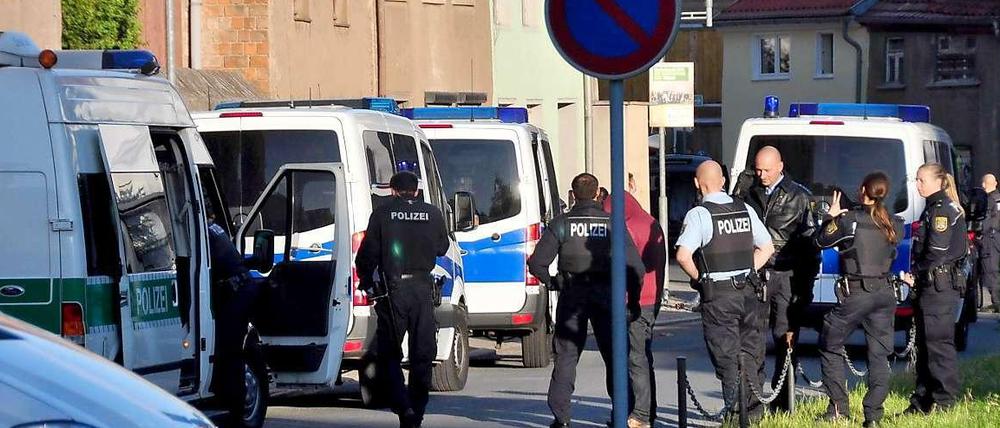In Aschersleben in Sachsen-Anhalt wurden zehn Männer im Alter zwischen 22 und 60 Jahren und eine 57 Jahre alte Frau festgenommen.