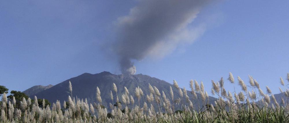 Der Vulkan Mount Raung auf Indonesien stößt seit Ende Juni Asche und Lava aus. Auf Bali musste nun der Flughafen schließen. 