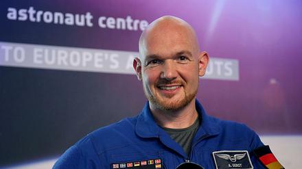 Der Astronaut Alexander Gerst zeigt das Logo seiner neuen Weltraummission "Horizons".