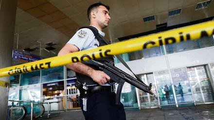 Terror macht den Deutschen Angst: Ein Polizist nach dem jüngsten Anschlag auf den Flughafen Istanbul