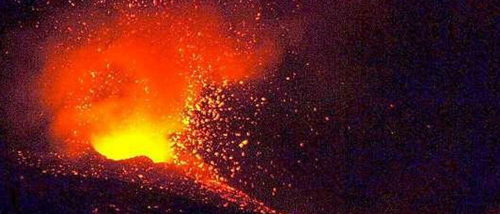 Der Vulkan Ätna auf Sizilien (Italien) bei einem Ausbruch am 25.11.2006. 