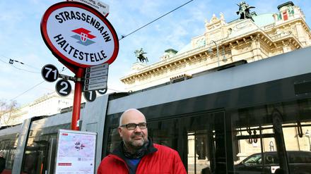 Sitzt gern in öffentlichen Verkehrsmitteln: der Wiener Motorjournalist Andreas W. Dick. 