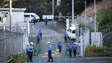 Polizisten vor einem Atomkraftwerk in Japan. 