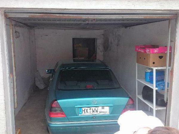 Beamte der Spurensicherung öffnen die Garage des Hauses in Höxter-Bosseborn. In diesem Auto könnte Wilfried W. die Opfer transportiert haben. 