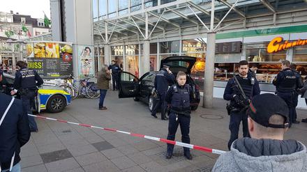 Am Samstagnachmittag hat ein Autofahrer in Heidelberg mehrere Fußgänger angefahren. 