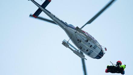 Bei den Bergungsarbeiten waren zahlreiche Rettungskräfte, Lawinenhunde und auch vier Hubschrauber im Einsatz. 