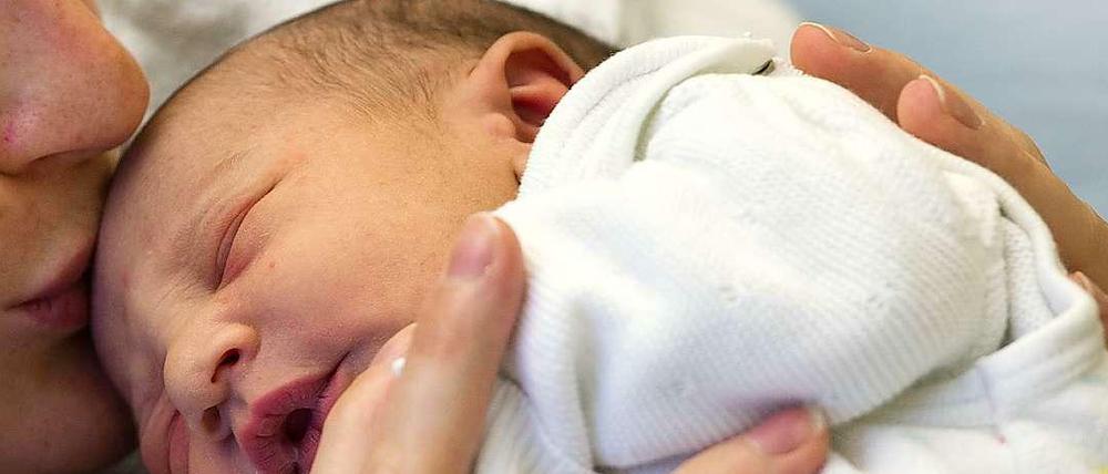 Frisch auf der Welt. Verwechslungen im Krankenhaus kommen sehr selten vor. Neugeborene bekommen üblicherweise ein Armband zur Identifizerung.