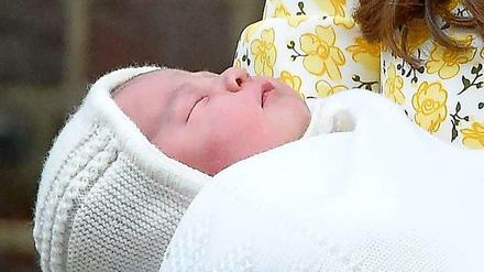 Ein Mädchen. Kate und William zeigten sich mit dem Baby vor dem Krankenhaus in London. 
