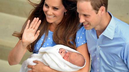Und das ist die Familie: Brüderchen George in den Armen von Kate und Prinz William. 
