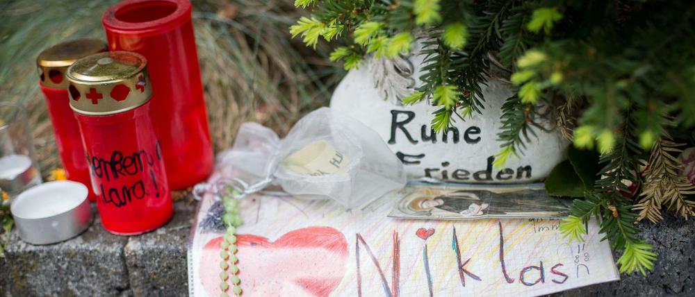 Briefe und Kerzen stehen in Bonn an der Stelle, an der anschließend verstorbene Niklas P. von Schlägern attackiert worden ist. 