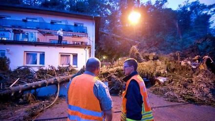 Helfer vor einem beschädigten Hotel in der besonders schwer getroffenen Gemeinde Bad Schwalbach in Hessen. 