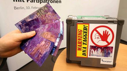 Die Deutsche Bahn stellt am Dienstag eine neue Sicherheitstechnik für Fahrausweisautomaten vor, die bei Gewalteinwirkung die Geldscheine und die Täter mit Farbe und DNA besprühen. Die Banknoten (l) in den Geldkassetten (r) werden damit unbrauchbar gemacht. 