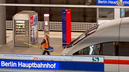 Ein undichter Kesselwagen hat den Zugverkehr auf der Strecke Erfurt-Halle am Samstag ausgebremst. Mehrere ICE mussten stundenlang aufs Wartegleis. Auch Züge von und nach Berlin sind betroffen.