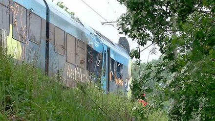 Zwei Menschen starben bei dem Zusammenstoß der Westfalenbahn mit dem Anhänger.