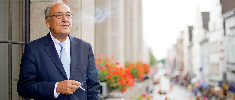 Berühmter Raucher. Herbert Napp (CDU), Bürgermeister von Neuss, aufgenommen beim Rauchen auf dem Balkon vor seinem Dienstzimmer im Rathaus in Neuss. Napp will sich das Rauchen nicht verbieten lassen. 