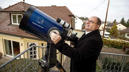 Asteroiden-Jäger Bernhard Häusler richtet am 21.01.2015 sein Teleskop auf dem heimischen Balkon in Maidbronn, Unterfranken.