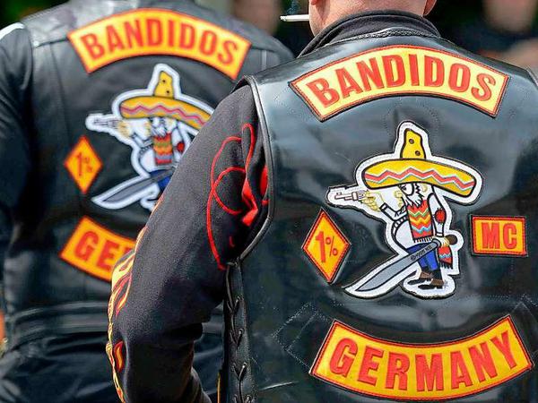 Mitglieder des Motorradclubs "Bandidos" stehen am 11.06.2012 in Bottrop beieinander. 