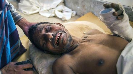 Ein verletzter Überlebender in Bangladesch. Eine Fabrikgebäude ist eingestürzt, es werden zahlreiche Opfer vermutet. 