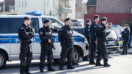 Polizisten sperren am Donnerstag in Duisburg (Nordrhein-Westfalen) eine Strasse. Ein bewaffneter Mann hat eine Bank in Duisburg überfallen.
