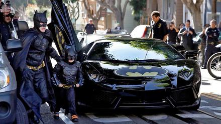 Wie der echte Batman: Stilecht verfolgte Miles Scott im Batmobil die Verbrecher.