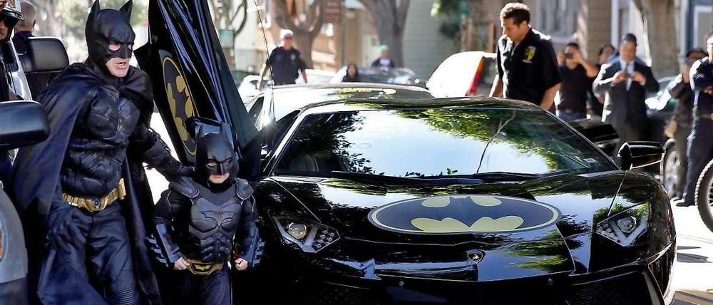 Wie der echte Batman: Stilecht verfolgte Miles Scott im Batmobil die Verbrecher.