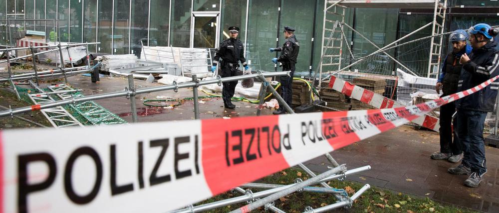 Ein umgestürztes Baugerüst hat am Mittwoch einen Passanten in der Hamburger Innenstadt unter sich begraben und lebensgefährlich verletzt.