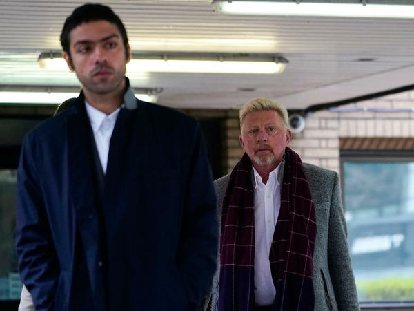 Boris Becker (r) und sein Sohn Noah verlassen den Southwark Crown Court. 